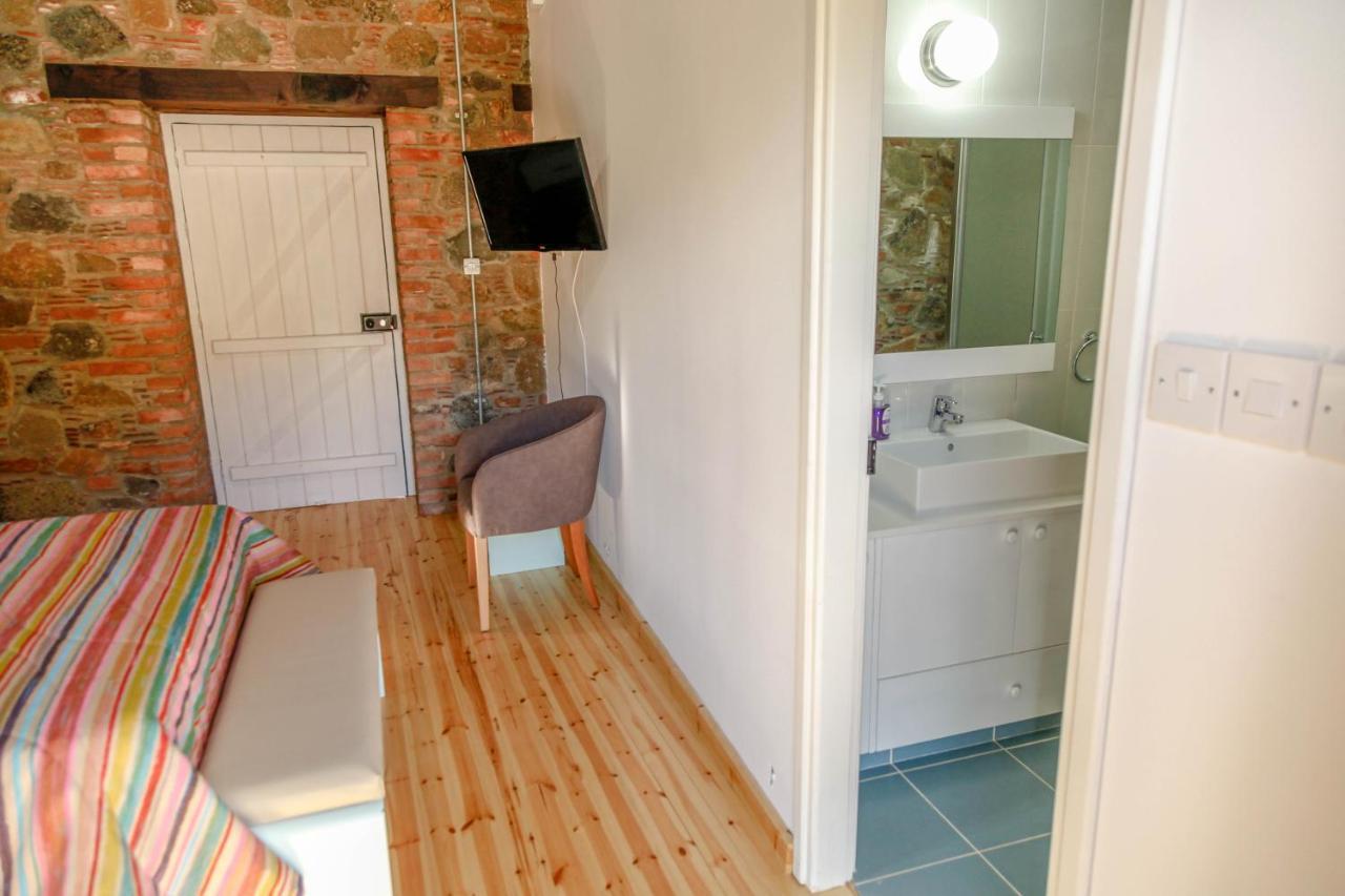 Farmakas Living Guest House Bagian luar foto