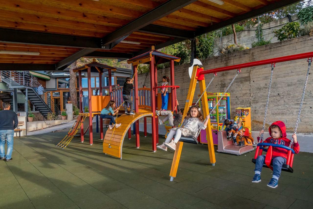 Farmakas Living Guest House Bagian luar foto