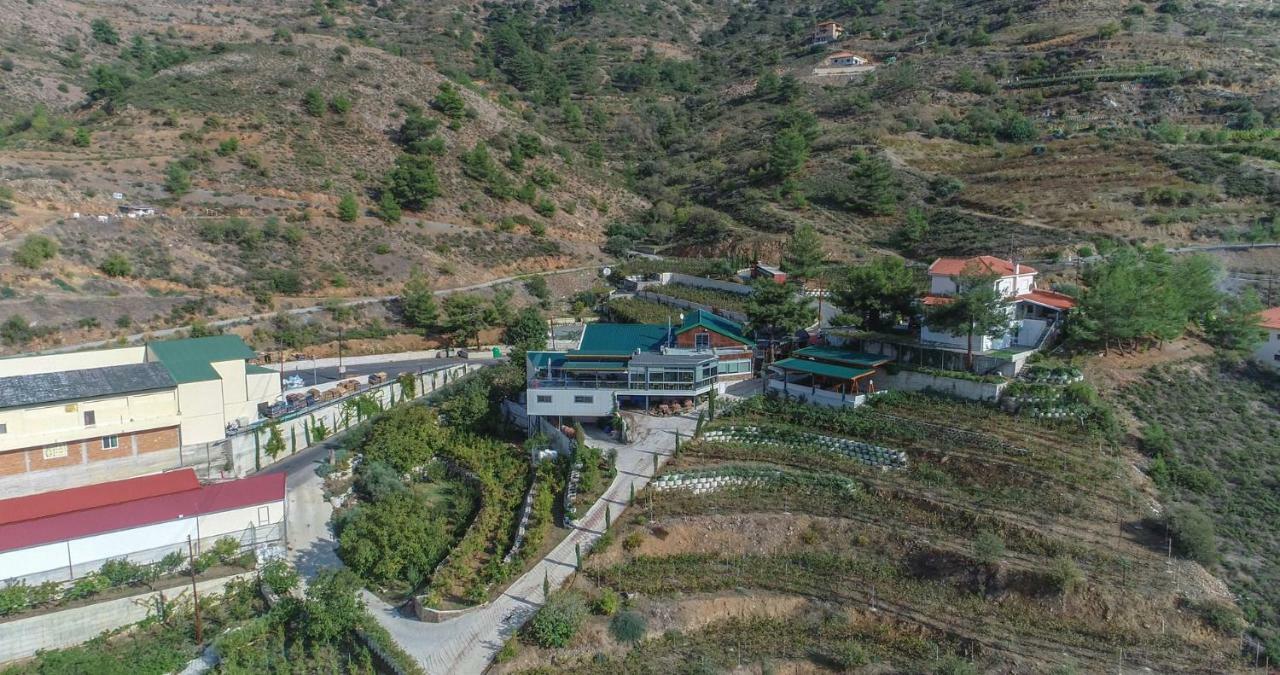 Farmakas Living Guest House Bagian luar foto
