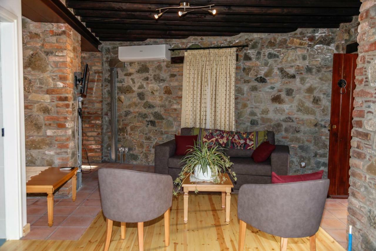 Farmakas Living Guest House Bagian luar foto